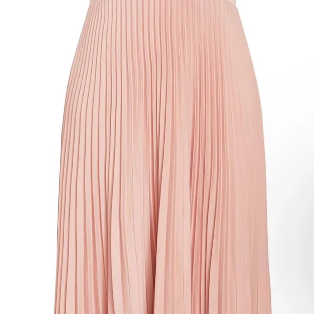 Elegant Pastel Pink Pleated Dress 🌸 - Picture 4 of 7